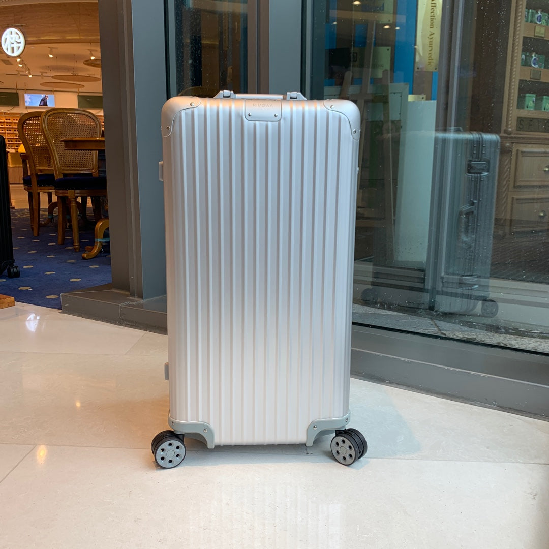 Modern Silver Hardside Spinner Suitcase with Vertical Ridges