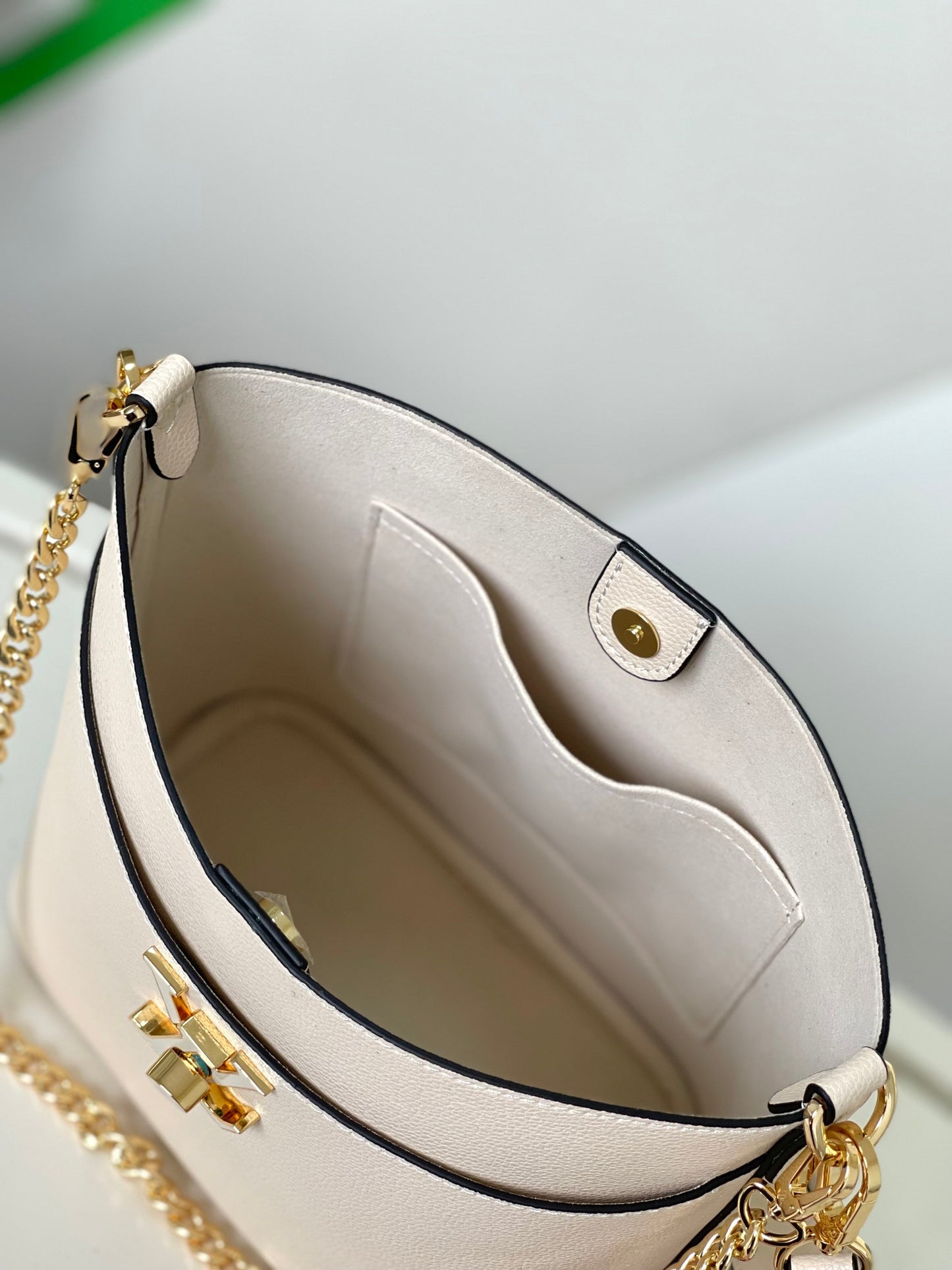 Louis Vuitton Cream Leather Bucket Shoulder Bag with Gold Chain Strap
