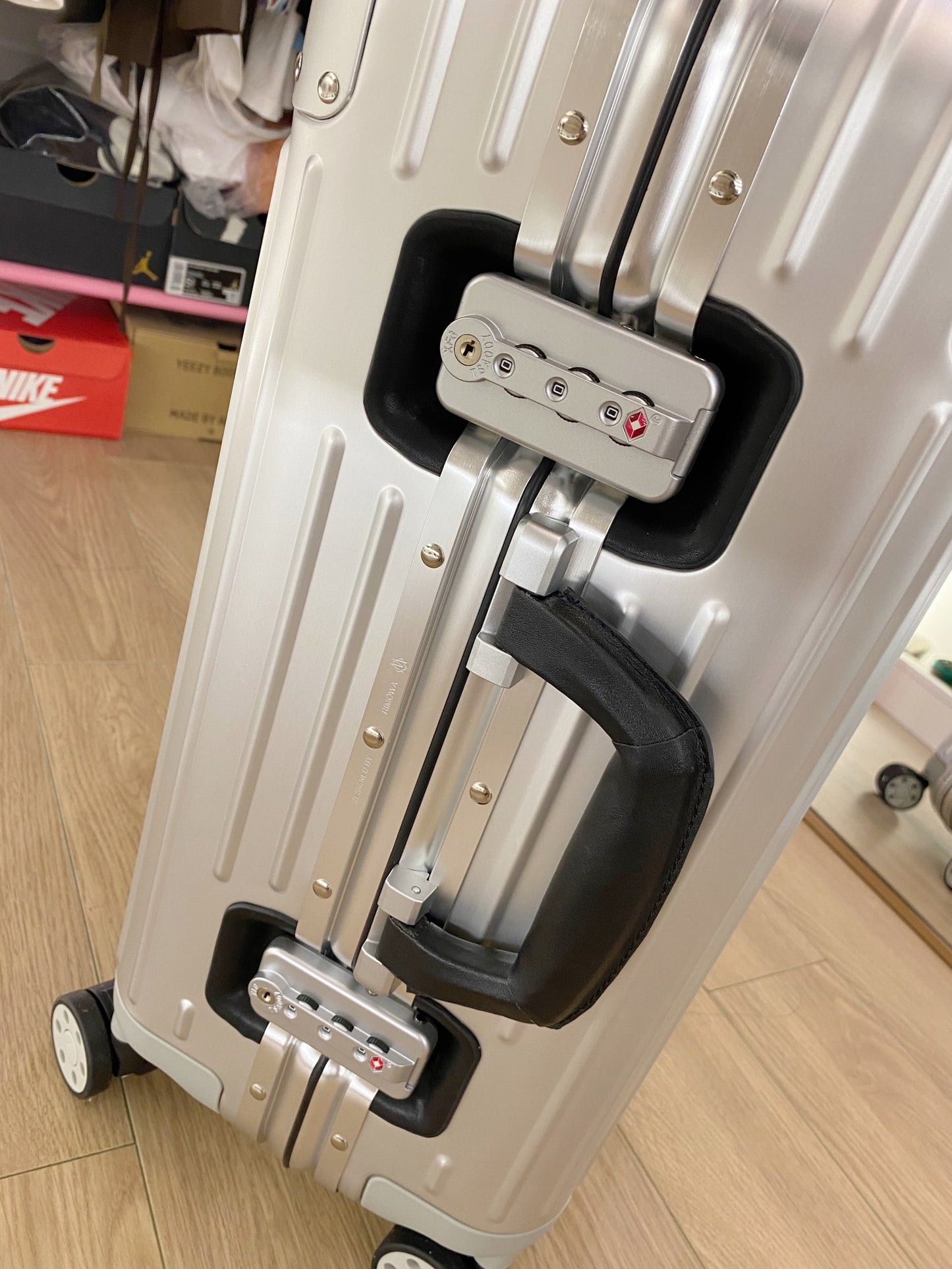 Modern Silver Metallic Hard Shell Spinner Suitcase with Ribbed Detail