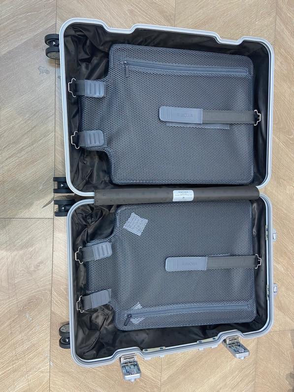 Modern Silver Aluminum Hardshell Spinner Suitcase for Travel