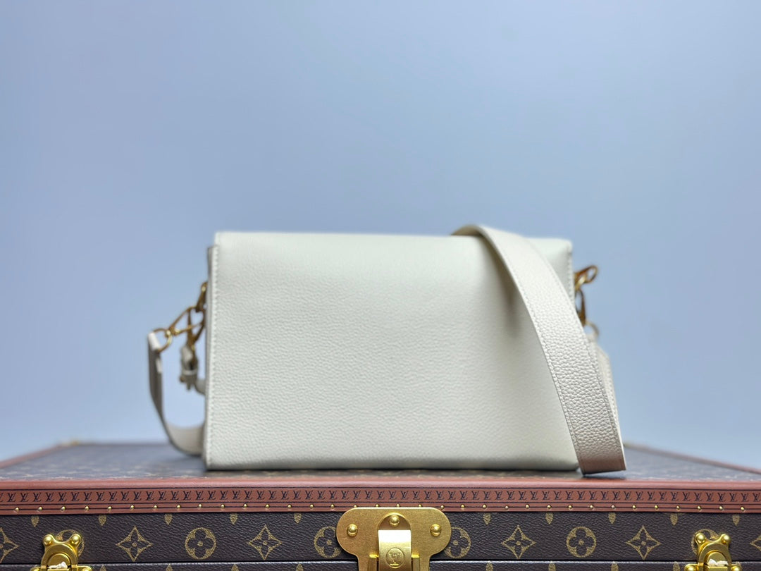 Louis Vuitton Elegant Cream Leather Shoulder Bag with Gold Metal Clasp