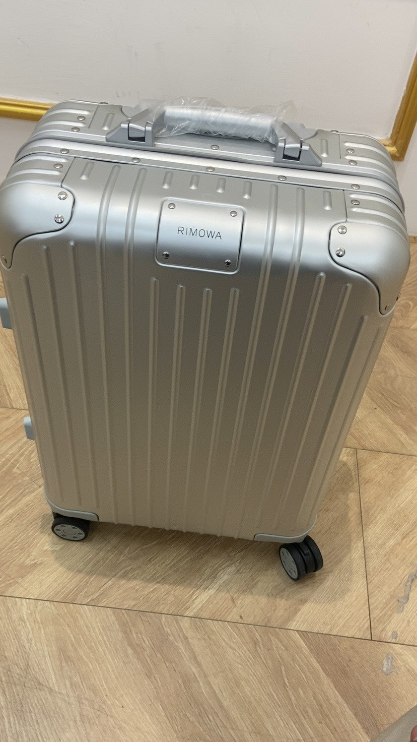 Modern Silver Aluminum Grooved Hardshell Spinner Suitcase