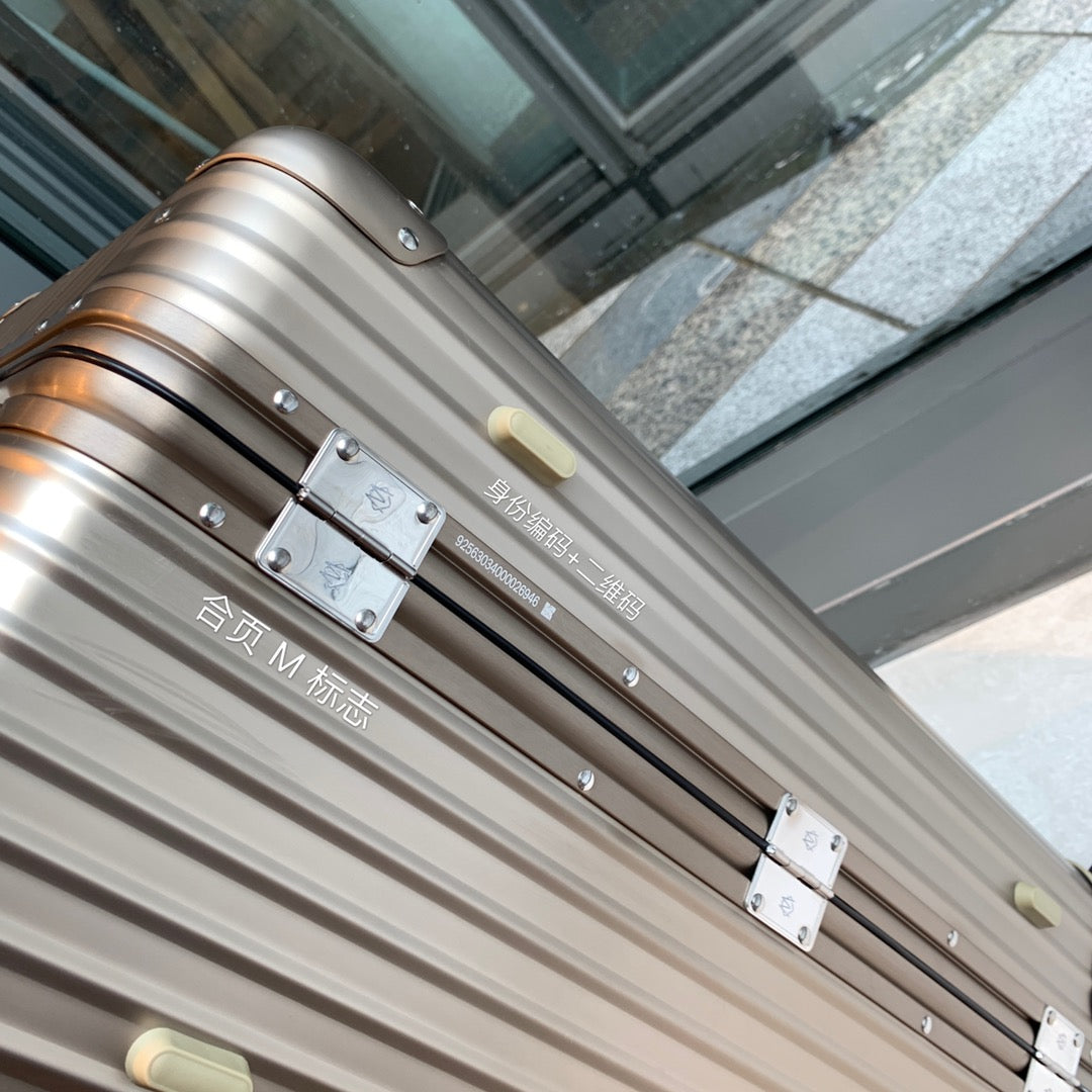 Champagne Gold Ribbed Hardside Spinner Luggage Suitcase