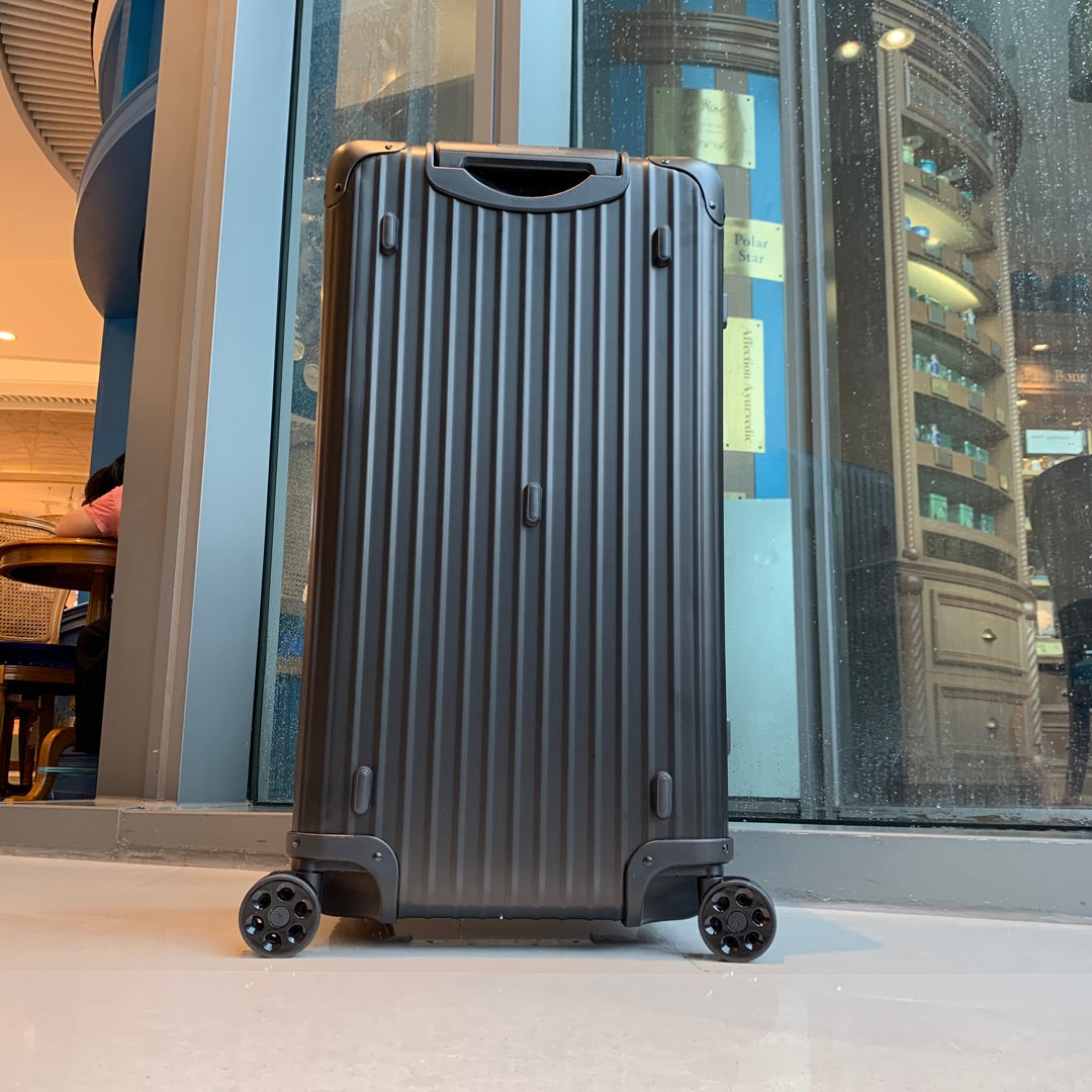 Sleek Matte Black Hardshell Spinner Luggage Trunk Case