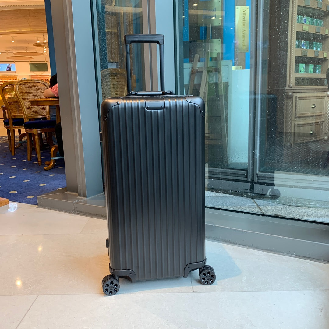 Sleek Matte Black Hardshell Spinner Luggage Trunk Case