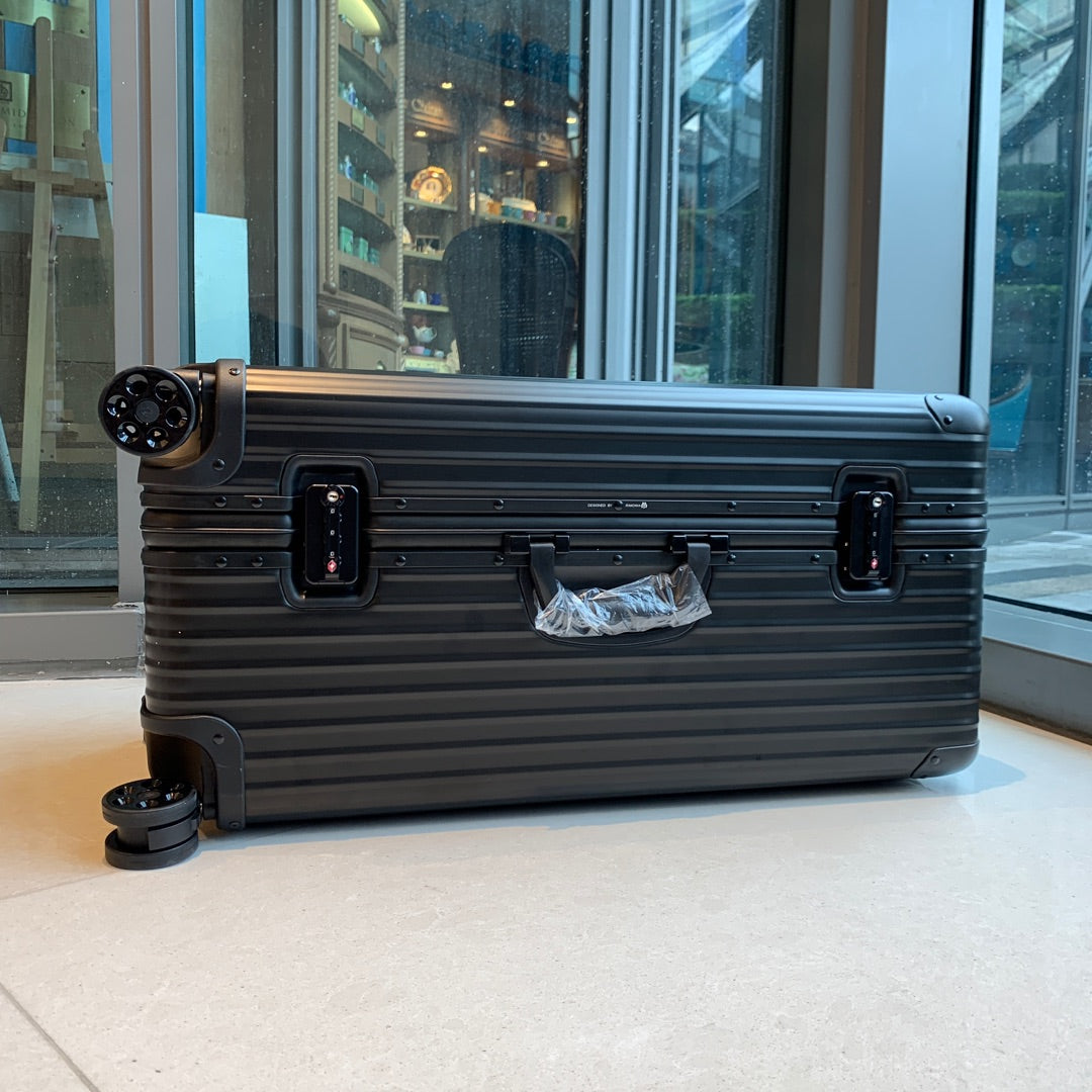 Sleek Matte Black Hardshell Spinner Luggage Trunk Case