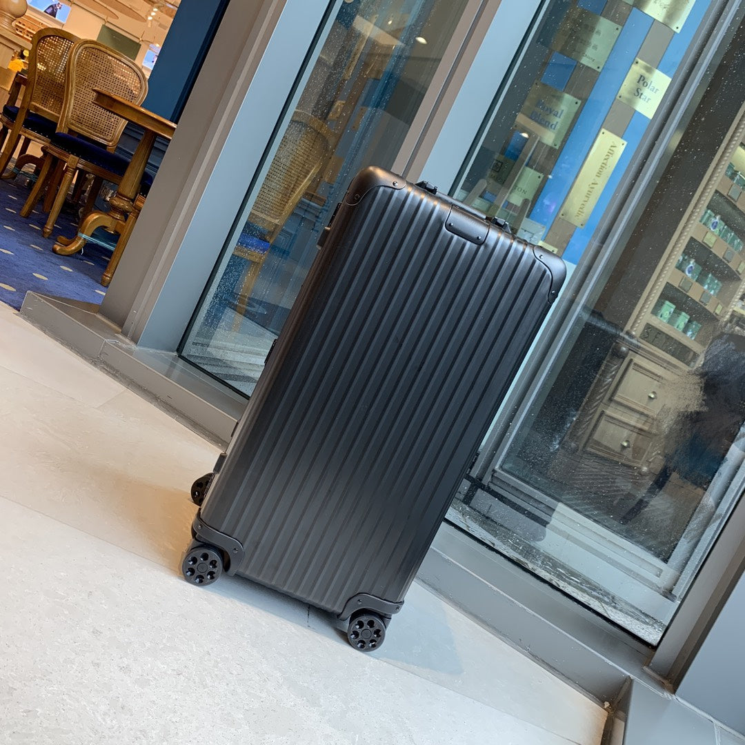 Sleek Matte Black Hardshell Spinner Luggage Trunk Case