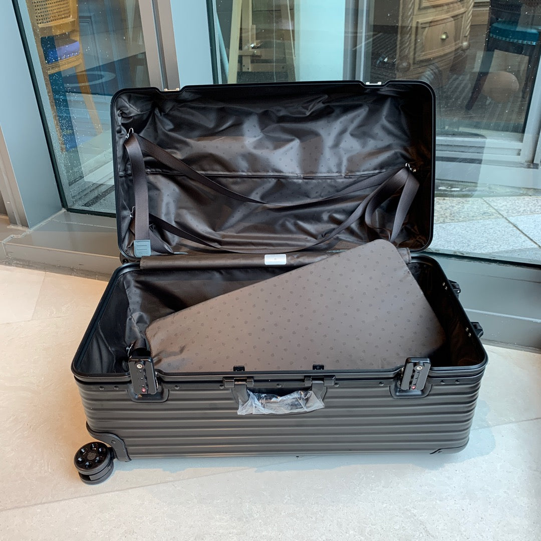 Sleek Matte Black Hardshell Spinner Luggage Trunk Case