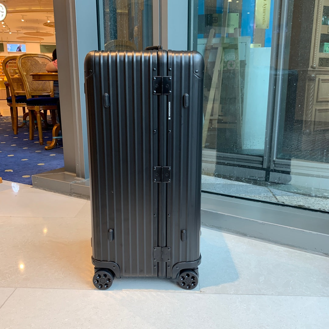 Sleek Matte Black Hardshell Spinner Luggage Trunk Case