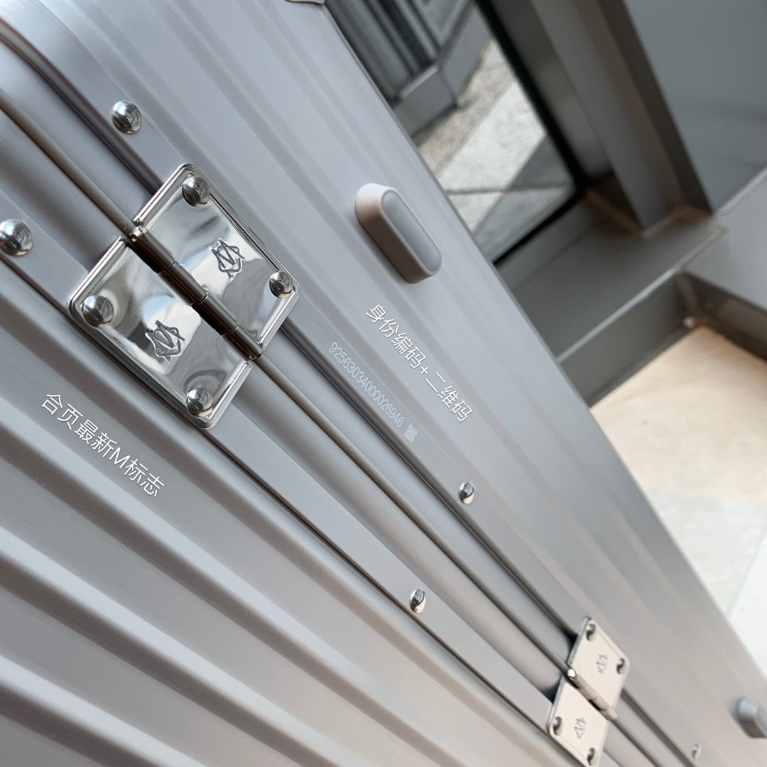 Modern Silver Hardside Spinner Suitcase with Vertical Ridges