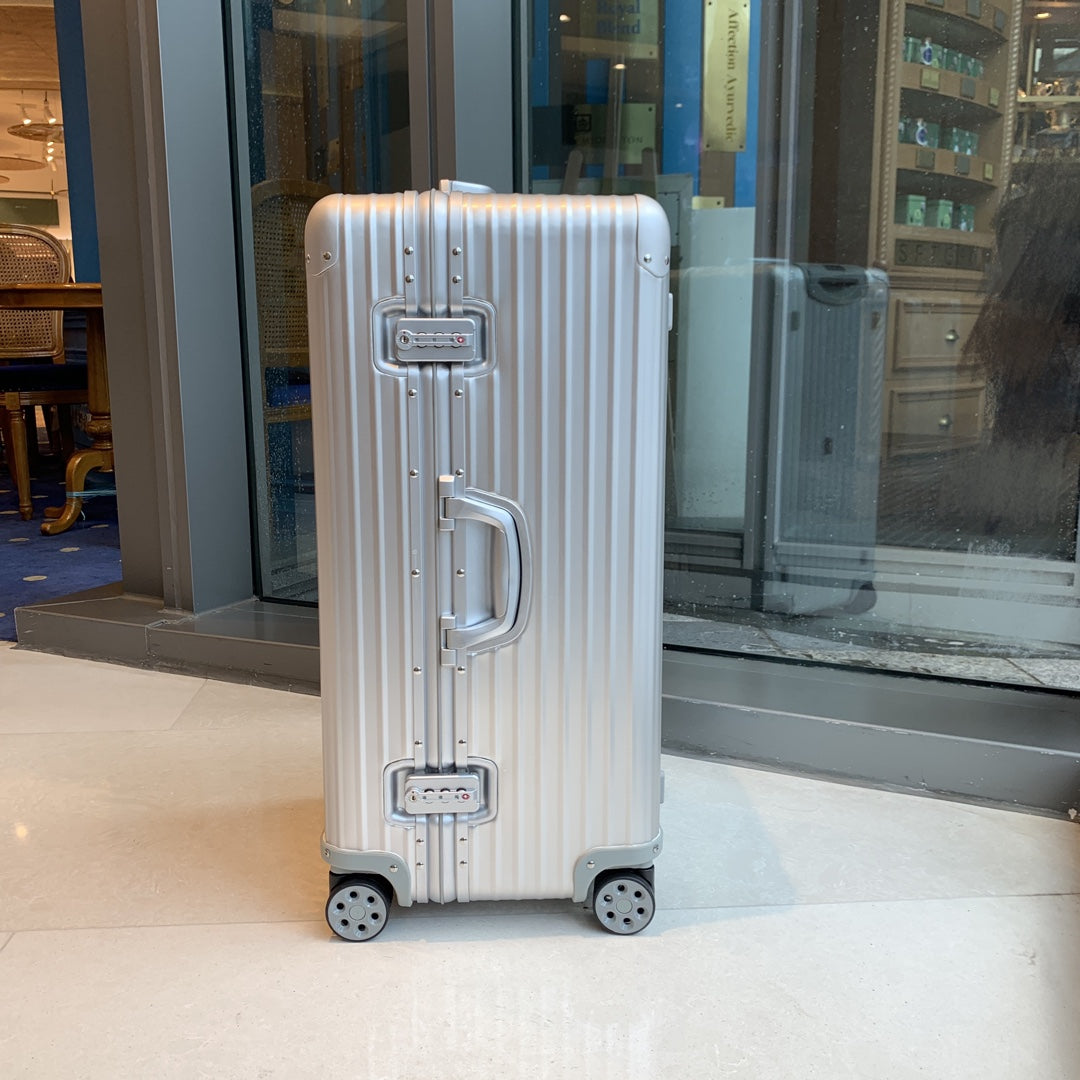 Modern Silver Hardside Spinner Suitcase with Vertical Ridges
