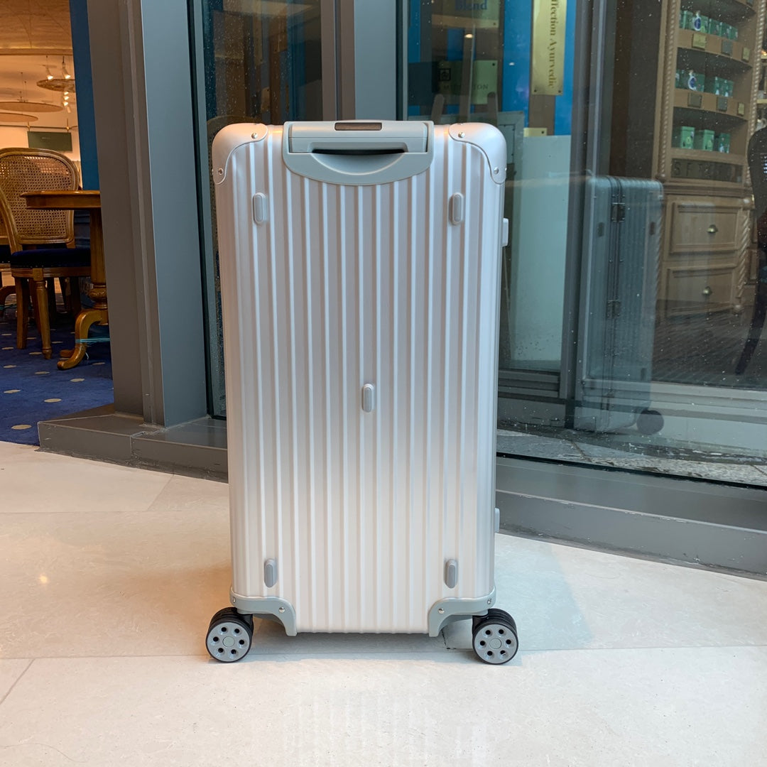 Modern Silver Hardside Spinner Suitcase with Vertical Ridges