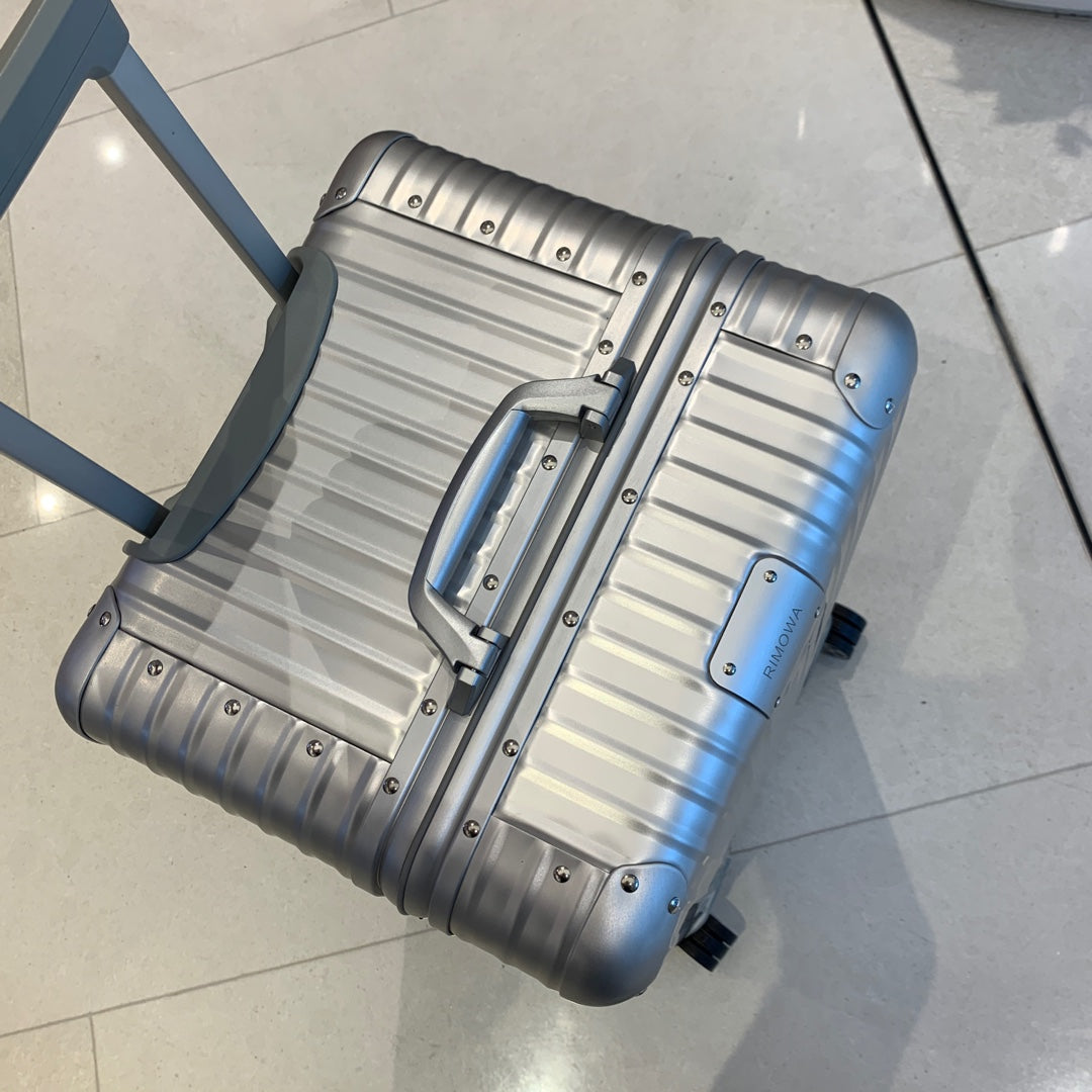 Modern Silver Hardside Spinner Suitcase with Vertical Ridges
