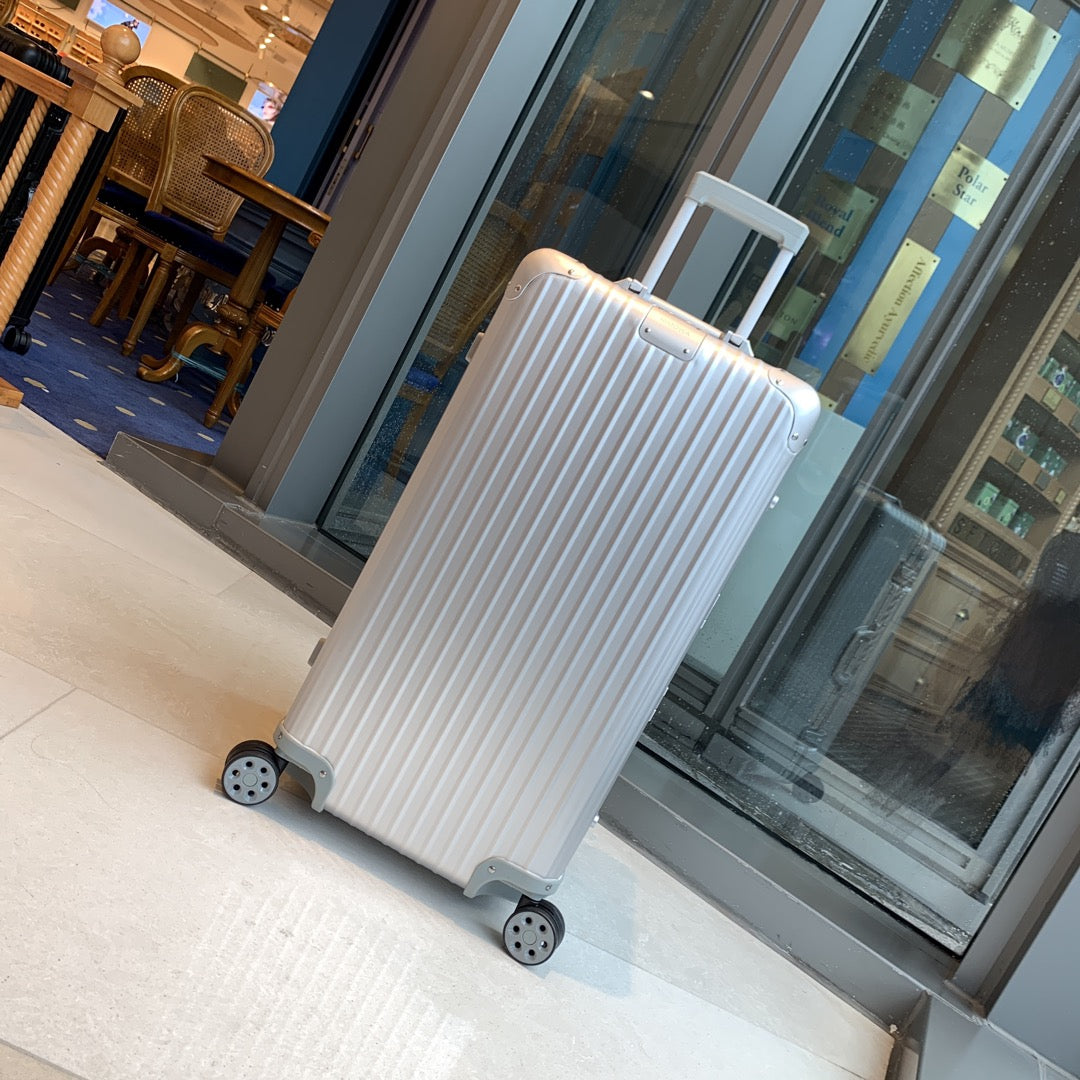 Modern Silver Hardside Spinner Suitcase with Vertical Ridges