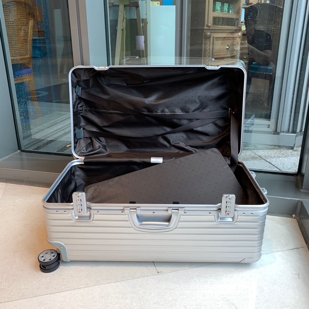 Modern Silver Hardside Spinner Suitcase with Vertical Ridges