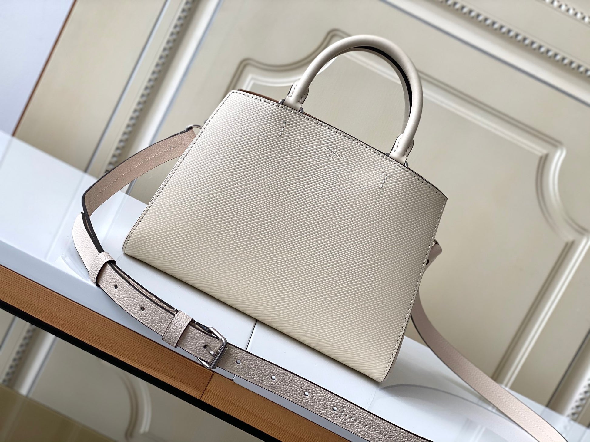 Louis Vuitton Elegant Cream Leather Handbag with Front Pocket and Chain Detail