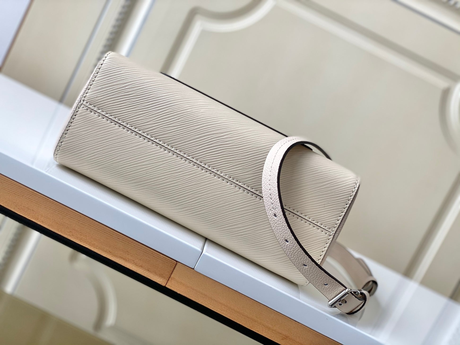 Louis Vuitton Elegant Cream Leather Handbag with Front Pocket and Chain Detail