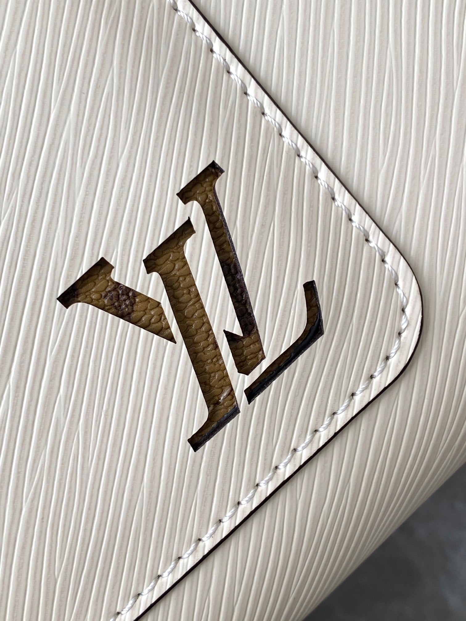 Louis Vuitton Elegant Cream Leather Handbag with Front Pocket and Chain Detail