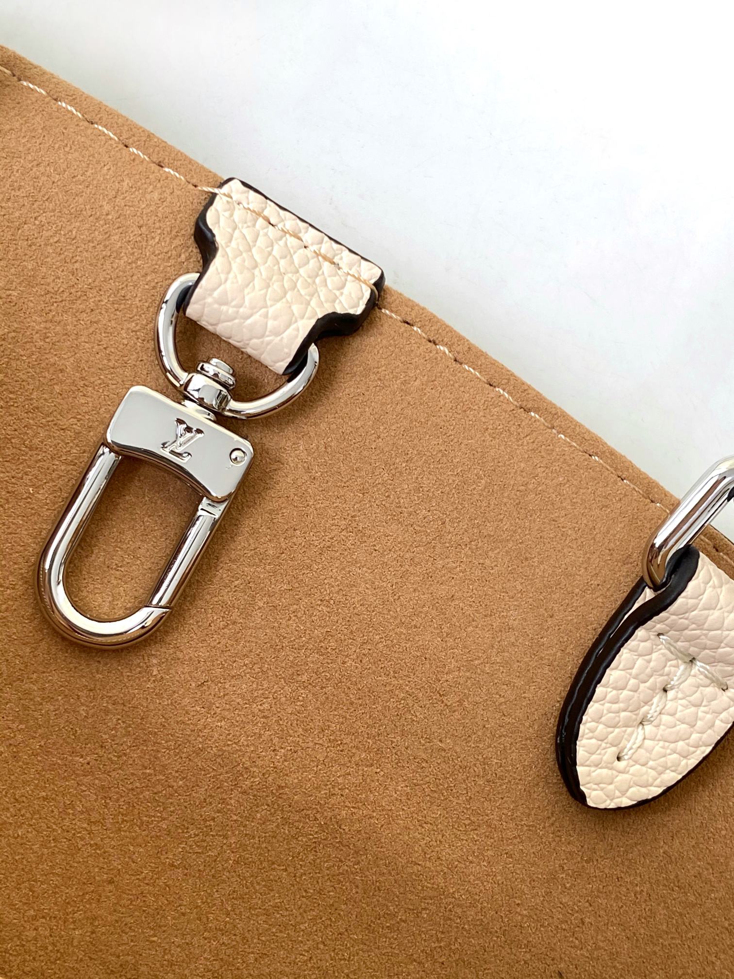 Louis Vuitton Elegant Cream Leather Handbag with Front Pocket and Chain Detail
