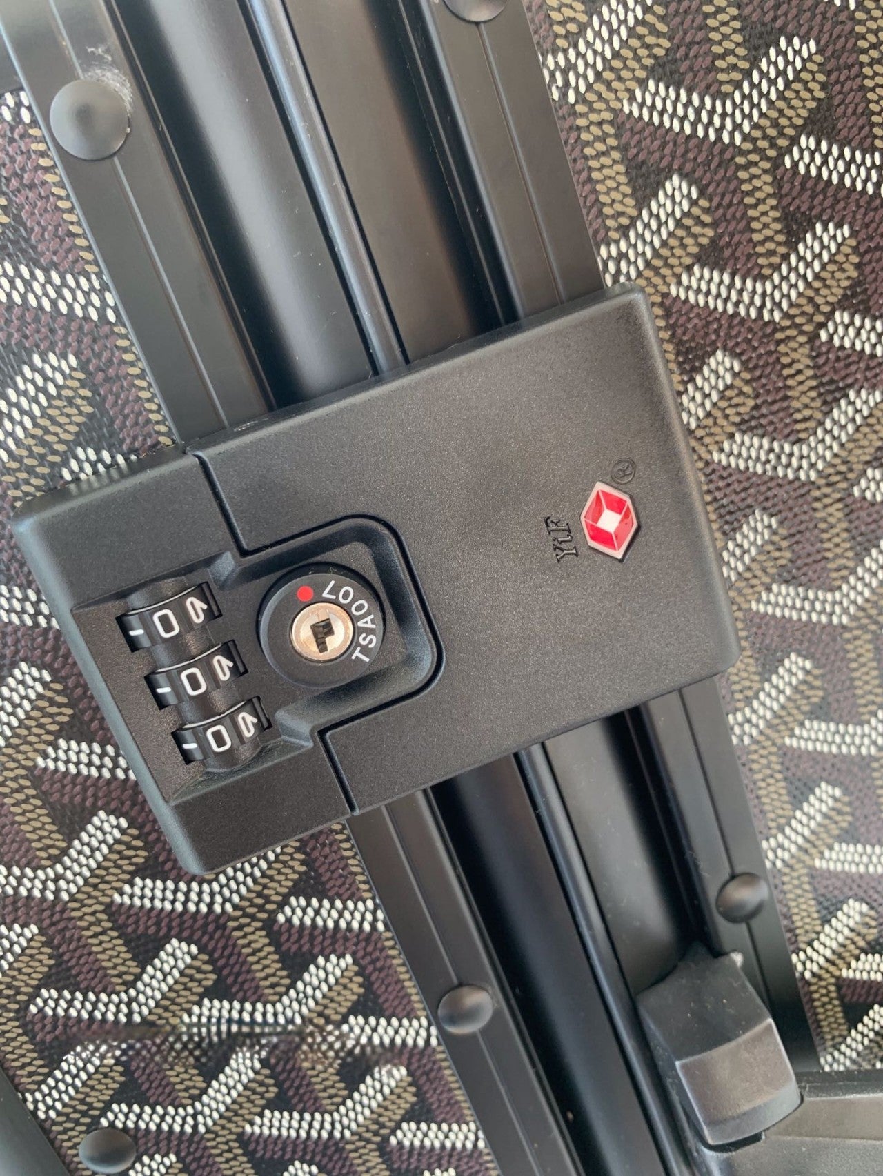 Luxury Black Diamond Pattern Hardshell Spinner Carry-on Suitcase