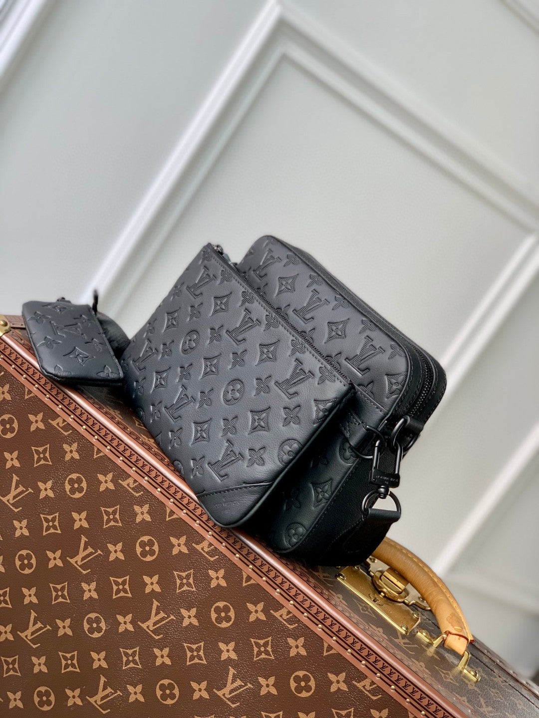 Louis Vuitton Black Textured Multi-Compartment Crossbody Bag with Strap Pouch