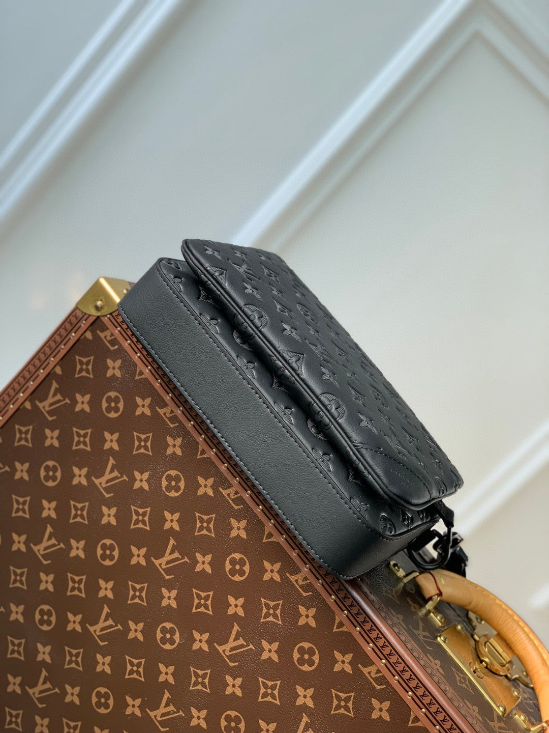 Louis Vuitton Black Textured Multi-Compartment Crossbody Bag with Strap Pouch