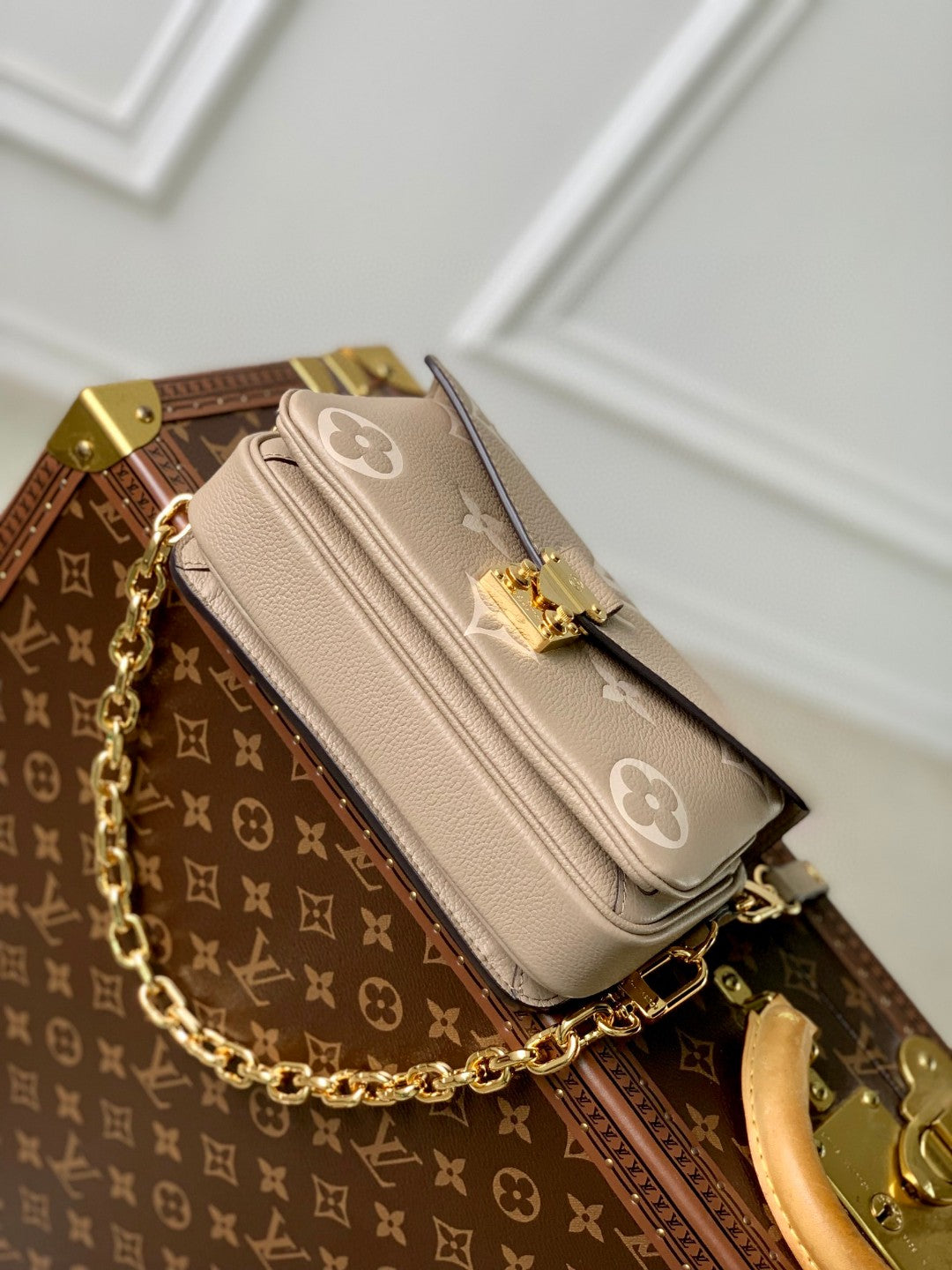 Louis Vuitton Pochette Métis East West - Monogram Empreinte Leather - Tourterelle/Crème