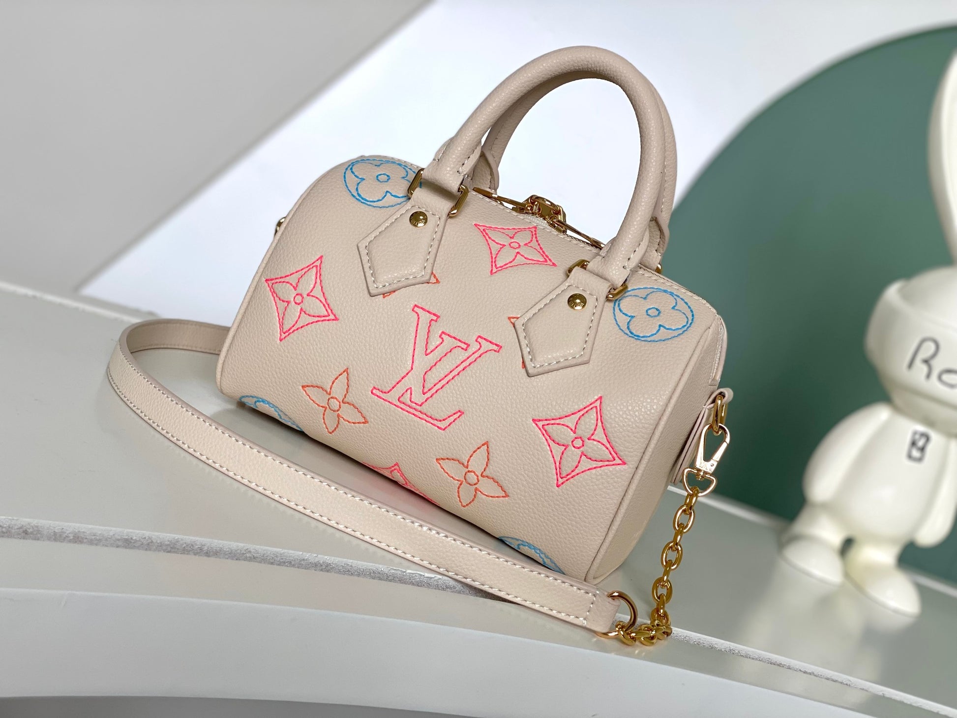 Louis Vuitton Elegant Pastel Pink Leather Monogram Handbag with Chain Strap