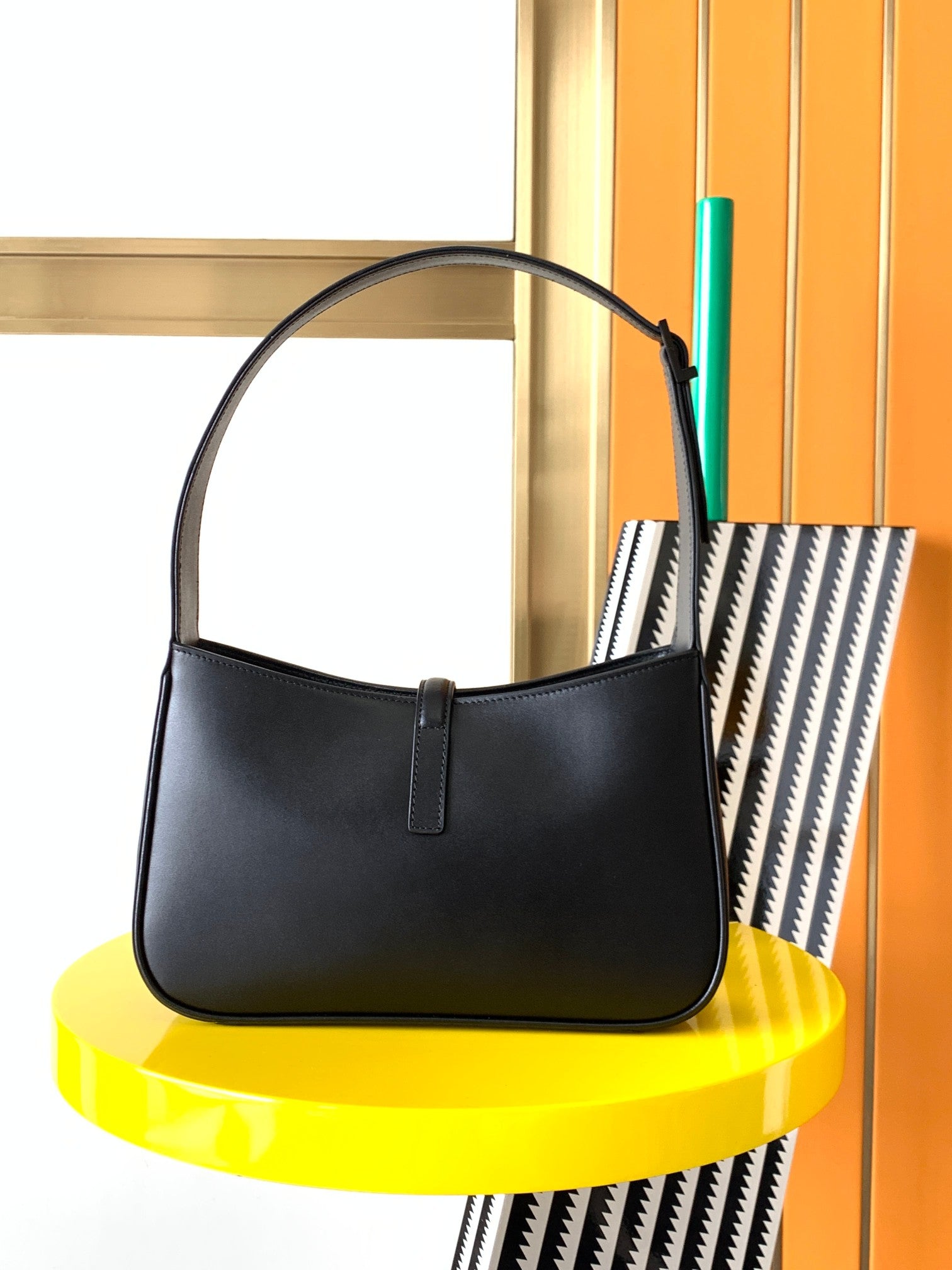 Saint Laurent Le 5 à 7 Leather Hobo Bag - Black