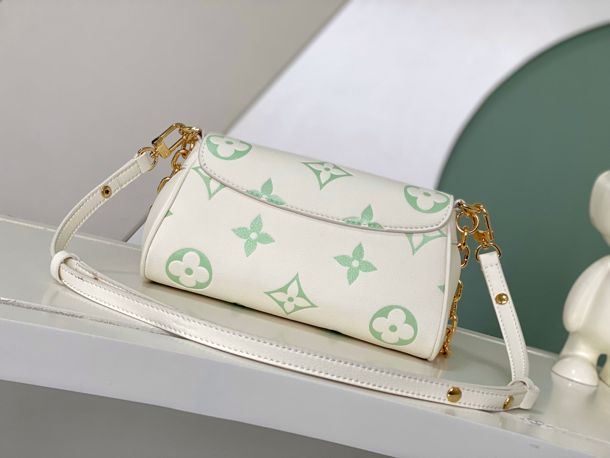 Louis Vuitton White Monogram Pattern Leather Shoulder Bag with Gold Chain Strap