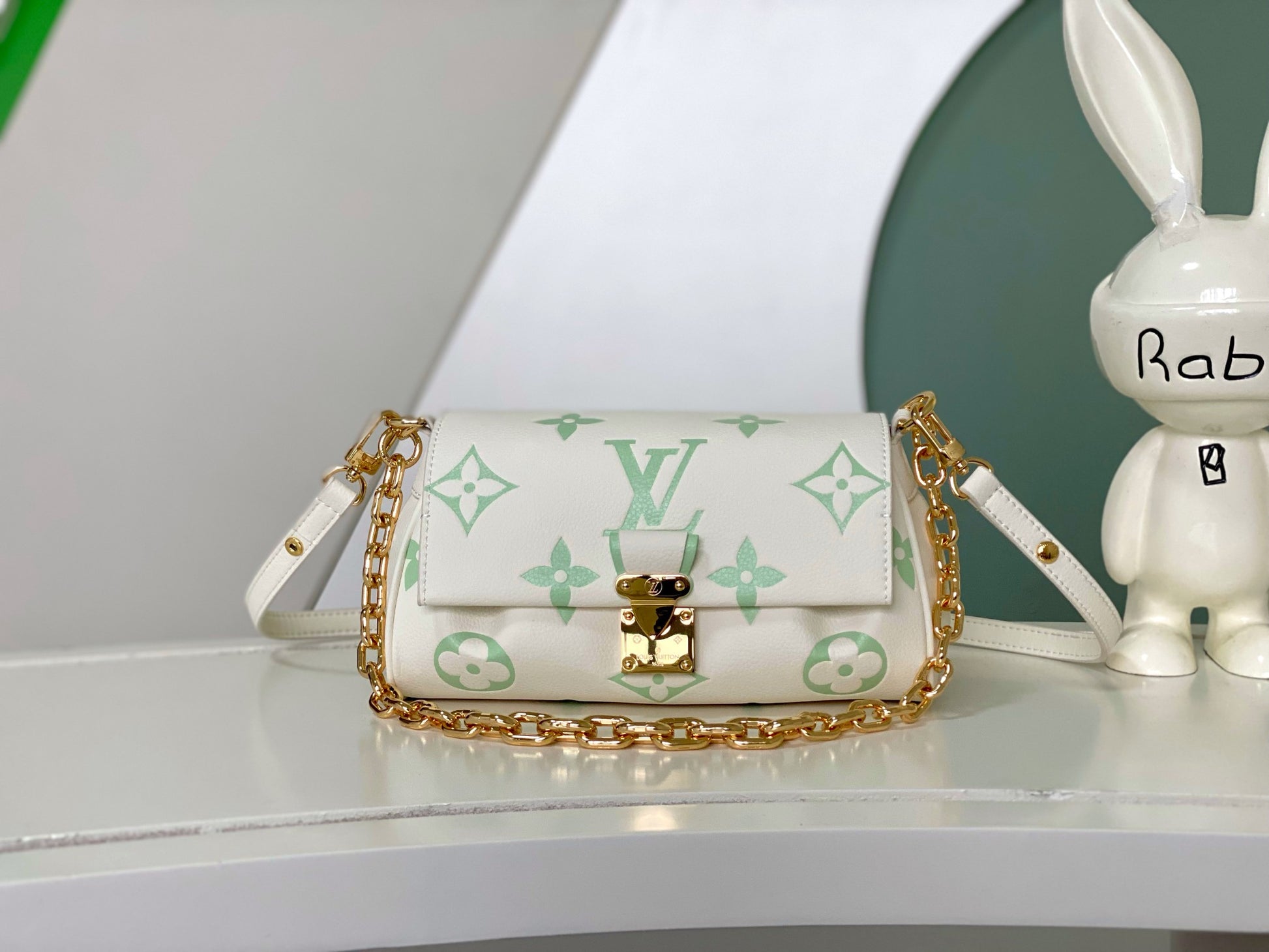 Louis Vuitton White Monogram Pattern Leather Shoulder Bag with Gold Chain Strap