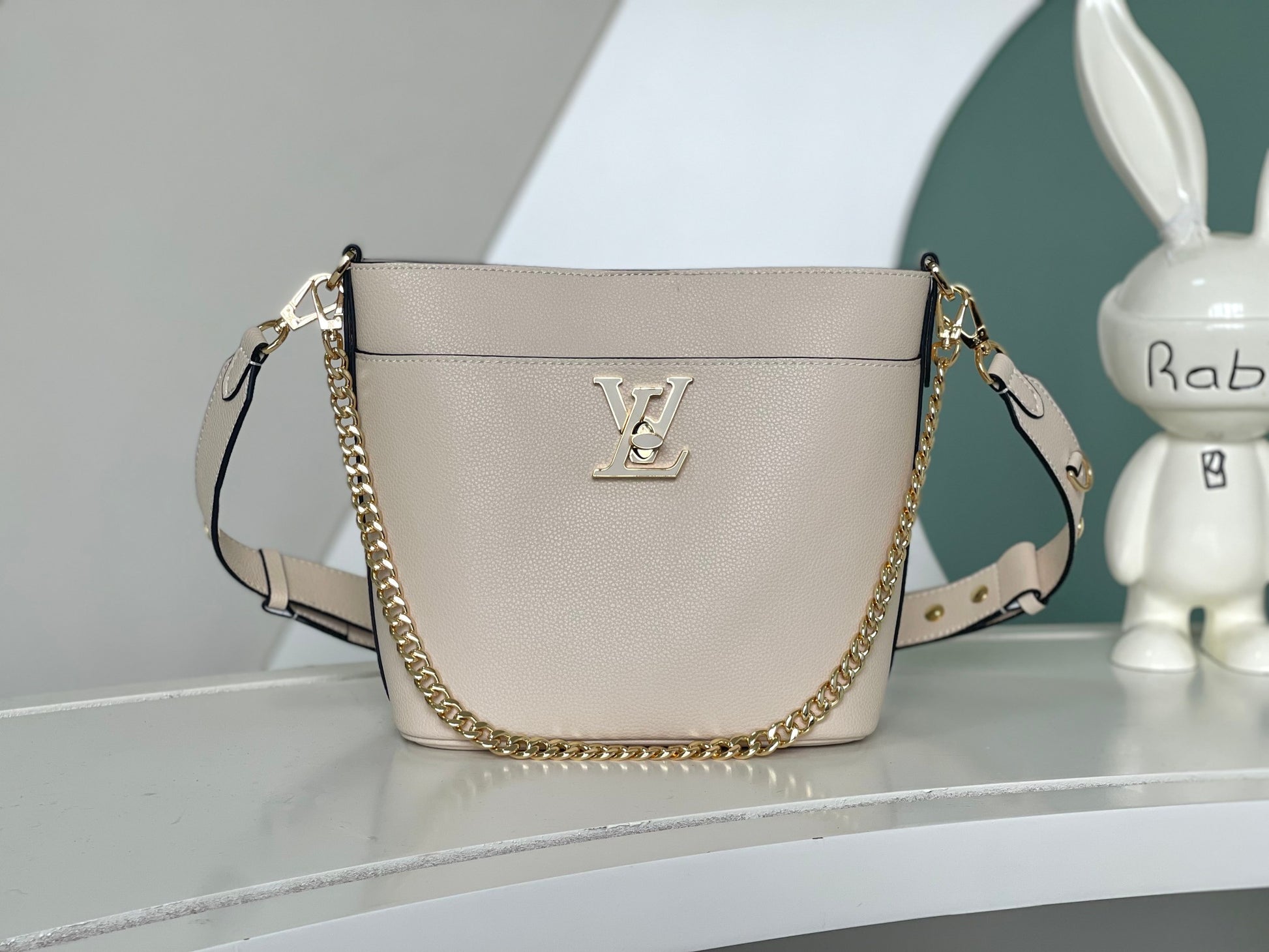 Louis Vuitton Cream Leather Bucket Shoulder Bag with Gold Chain Strap