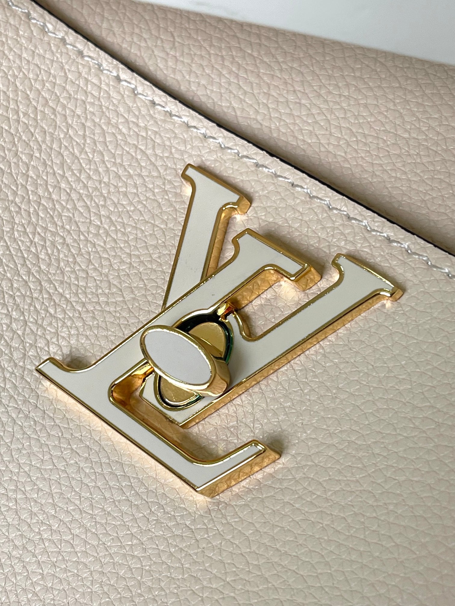 Louis Vuitton Cream Leather Bucket Shoulder Bag with Gold Chain Strap