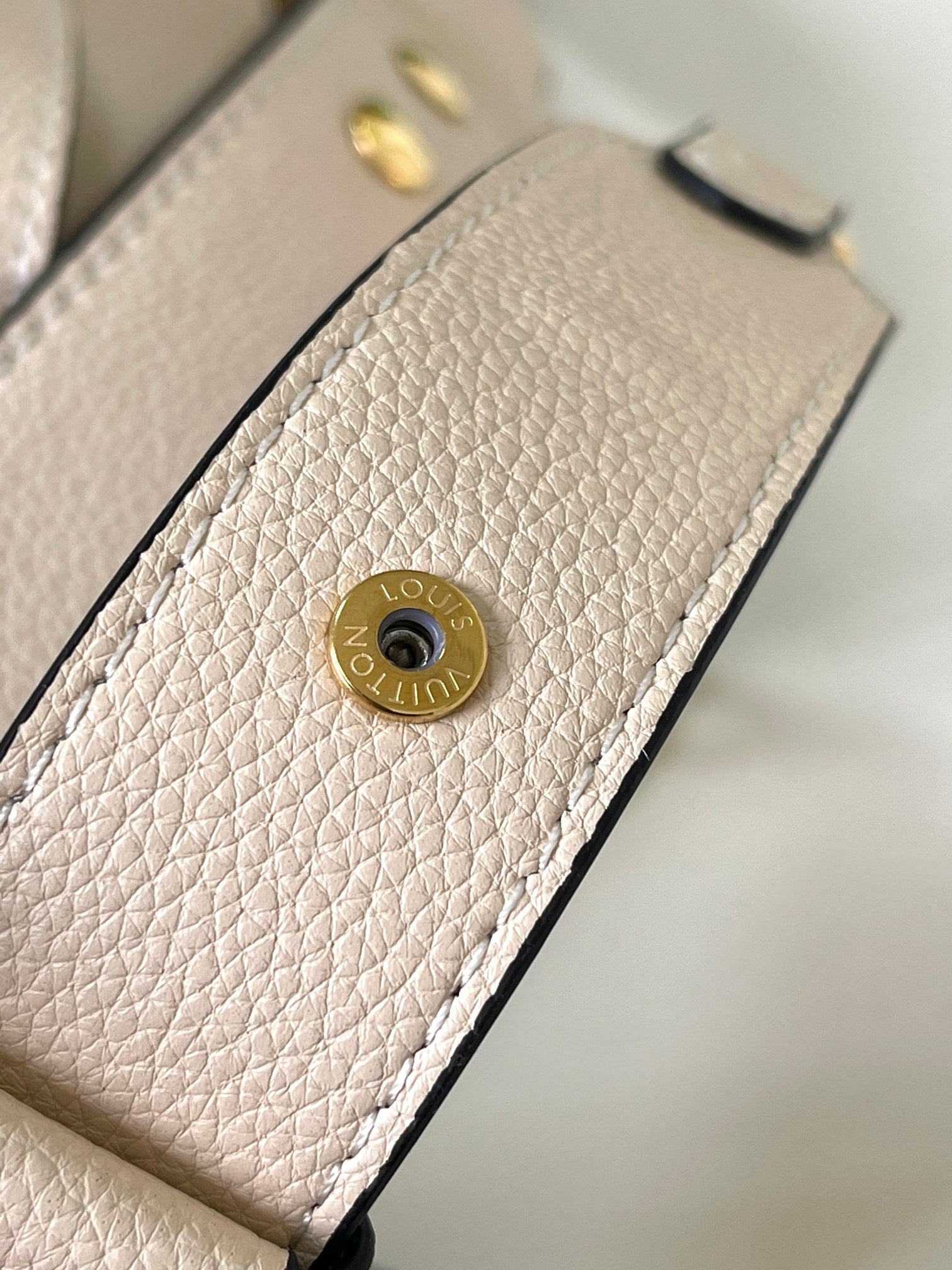 Louis Vuitton Cream Leather Bucket Shoulder Bag with Gold Chain Strap