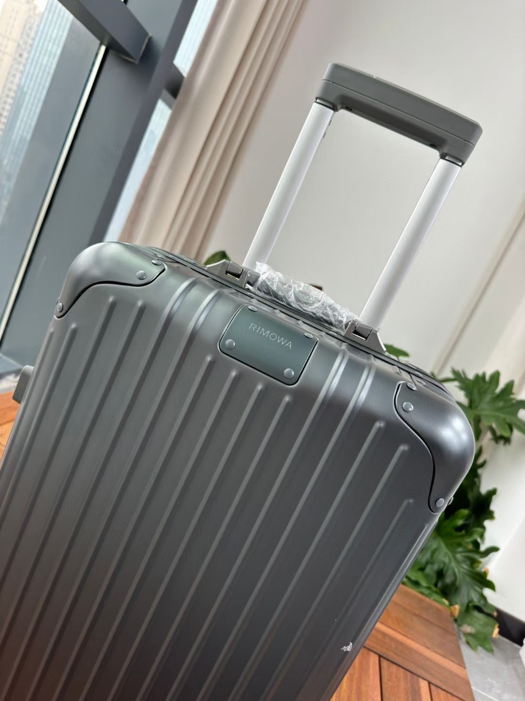 Grey Vertical Ribbed Hardshell Spinner Suitcase for Travel