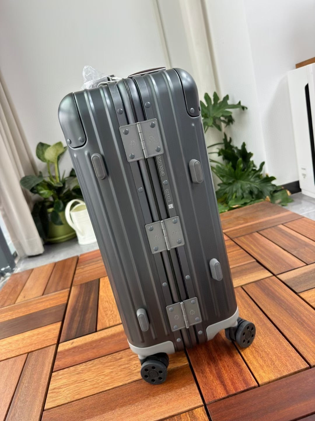 Grey Vertical Ribbed Hardshell Spinner Suitcase for Travel