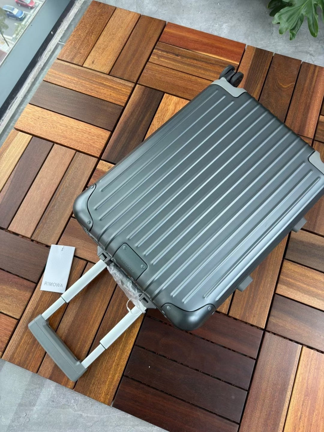 Grey Vertical Ribbed Hardshell Spinner Suitcase for Travel