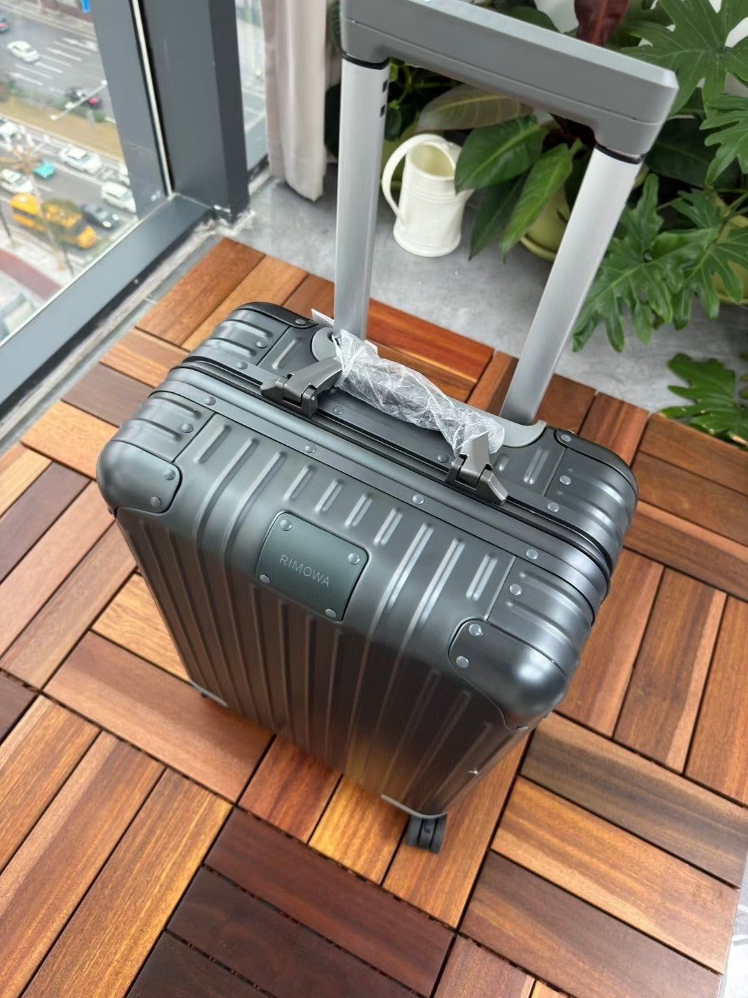 Grey Vertical Ribbed Hardshell Spinner Suitcase for Travel