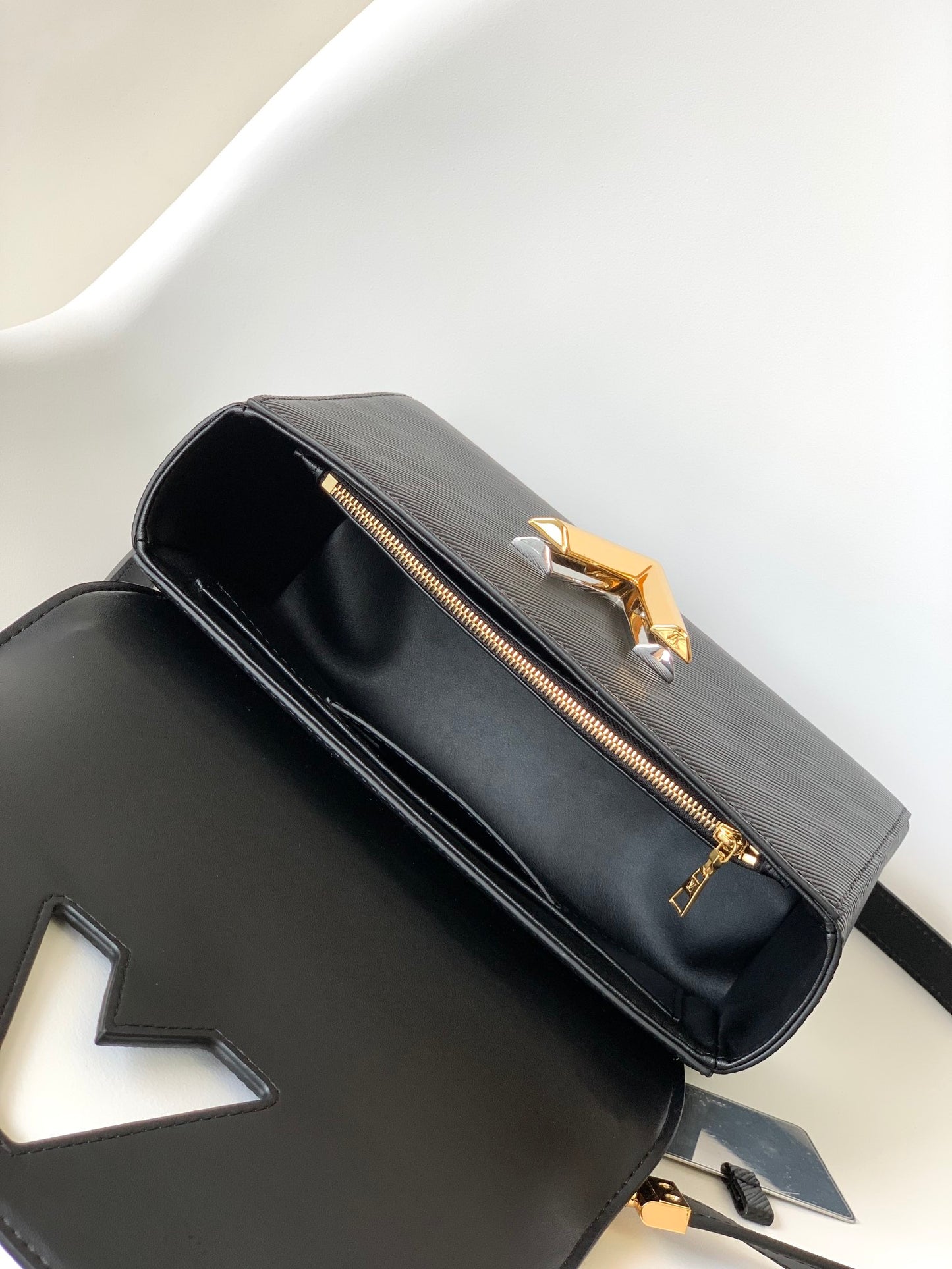 Louis Vuitton Luxury Black Leather Shoulder Bag with Two-Tone Metallic Clasp