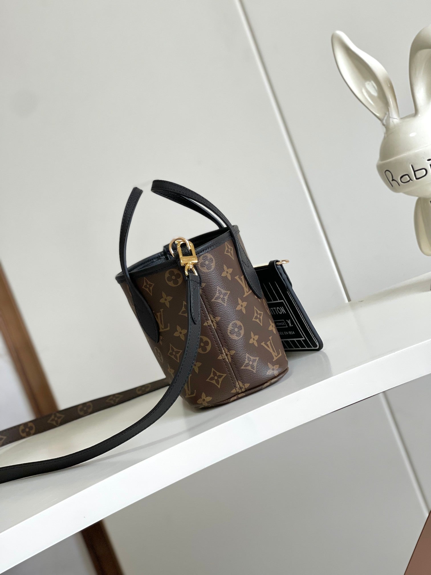 Louis Vuitton Elegant Black Pebbled Leather Tote Bag with Gold Clasp and Strap