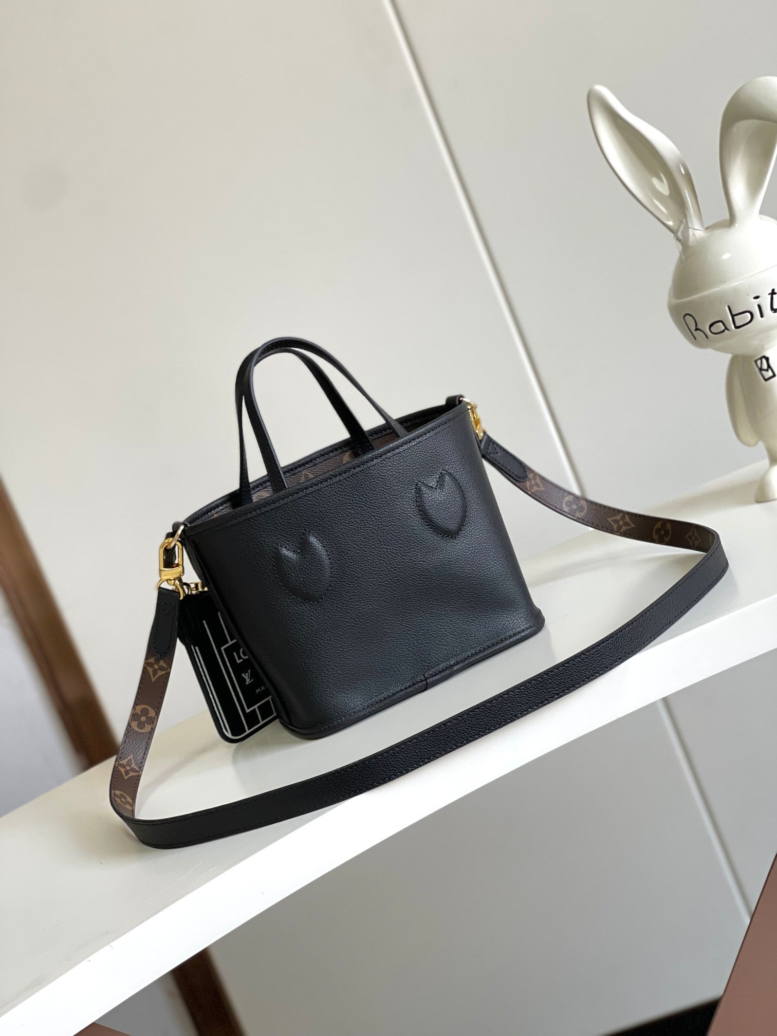 Louis Vuitton Elegant Black Pebbled Leather Tote Bag with Gold Clasp and Strap