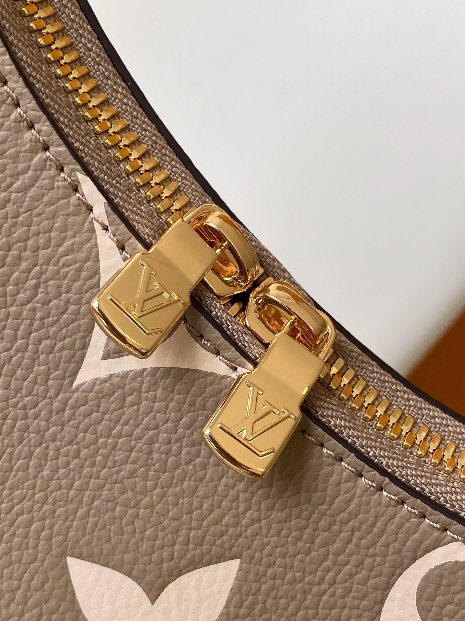 Louis Vuitton Elegant Monogram Pattern Crossbody Shoulder Bag with Gold Chain