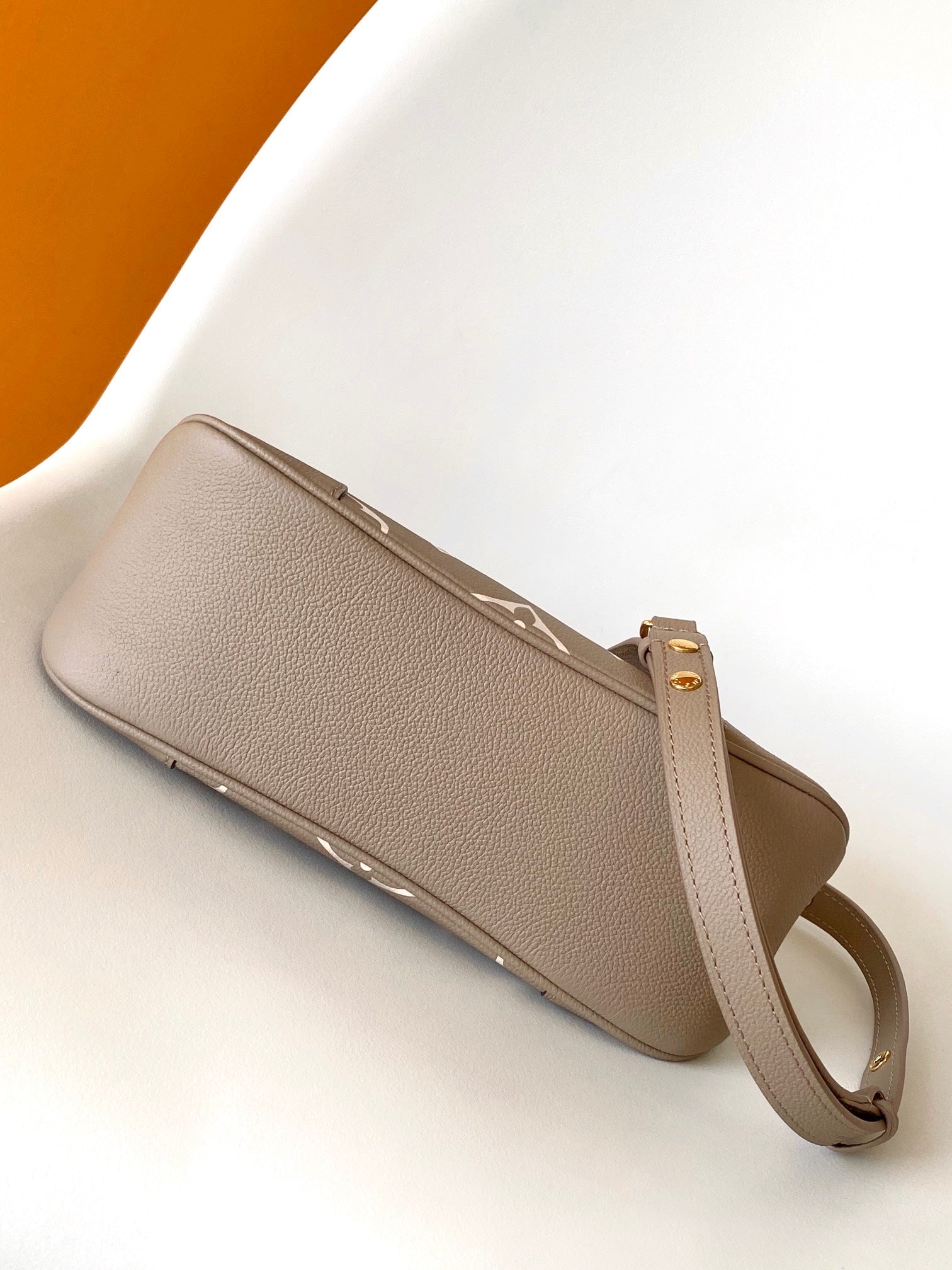 Louis Vuitton Elegant Monogram Pattern Crossbody Shoulder Bag with Gold Chain