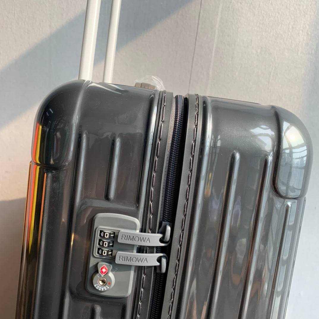 Modern Dark Grey Hardshell Spinner Suitcase with Ribbed Design