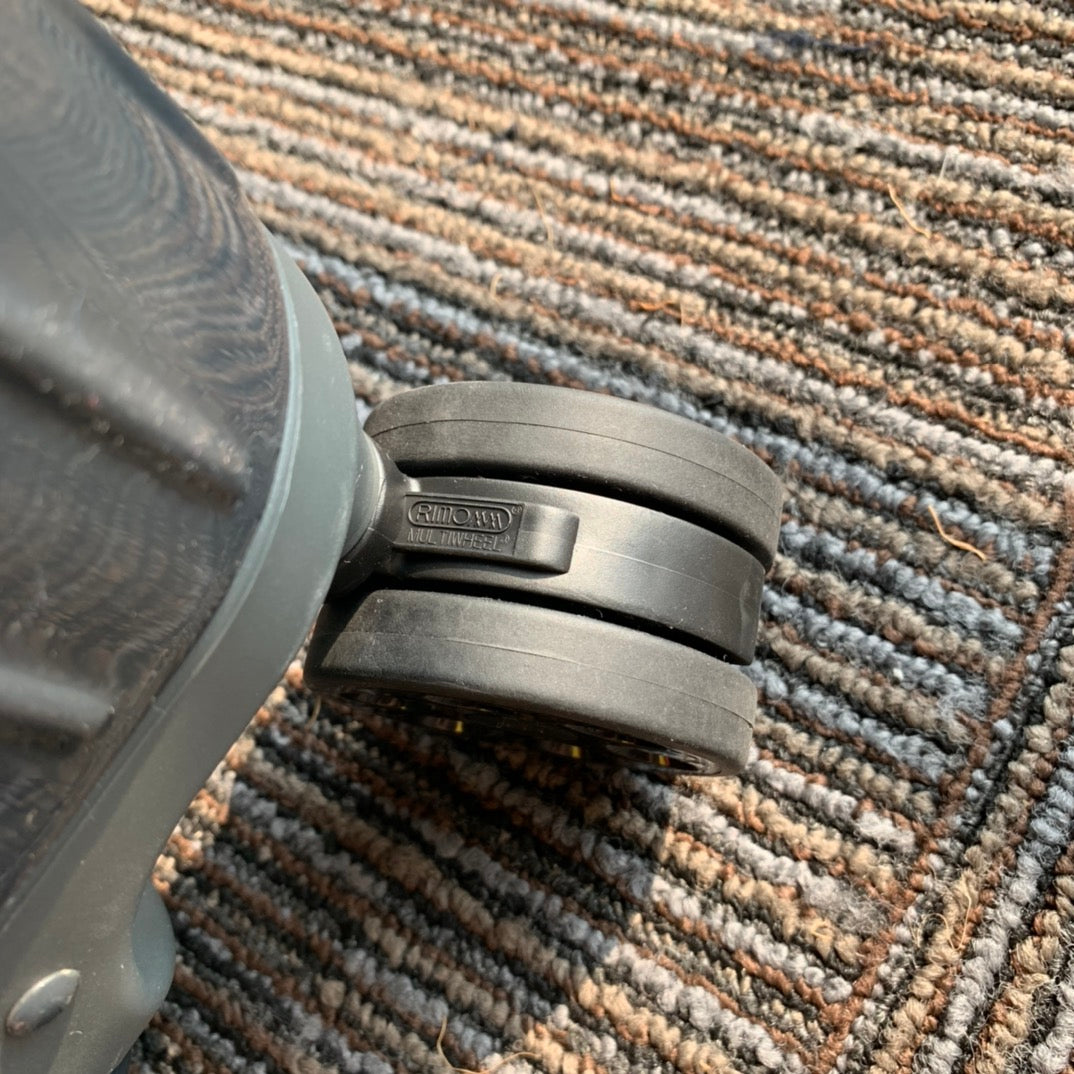 Modern Dark Grey Hardshell Spinner Suitcase with Ribbed Design