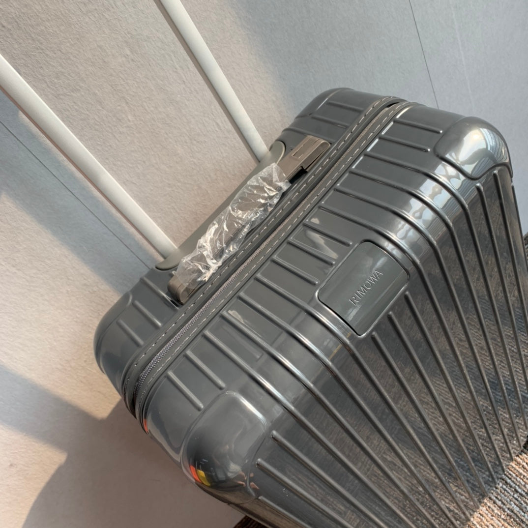 Modern Dark Grey Hardshell Spinner Suitcase with Ribbed Design