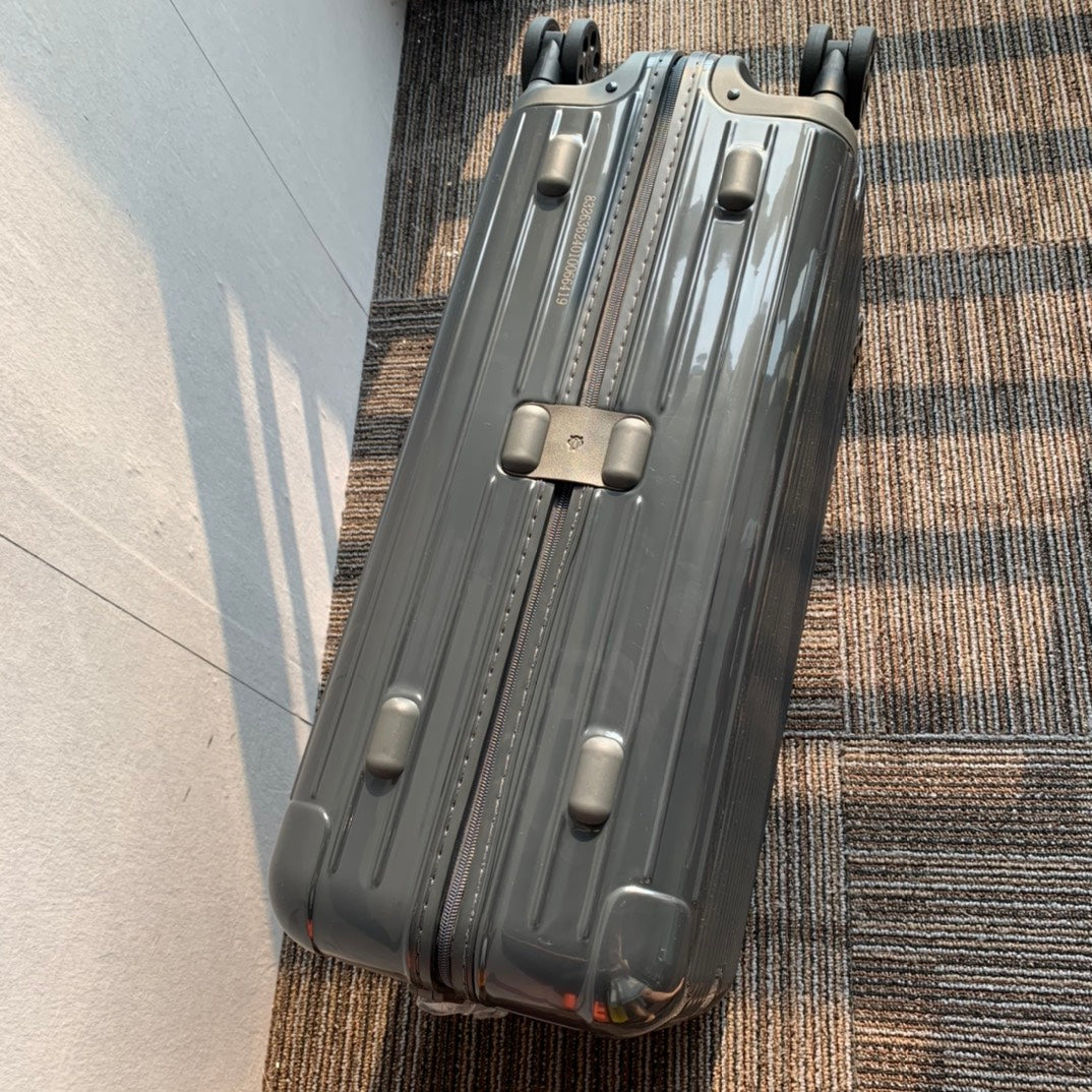 Modern Dark Grey Hardshell Spinner Suitcase with Ribbed Design