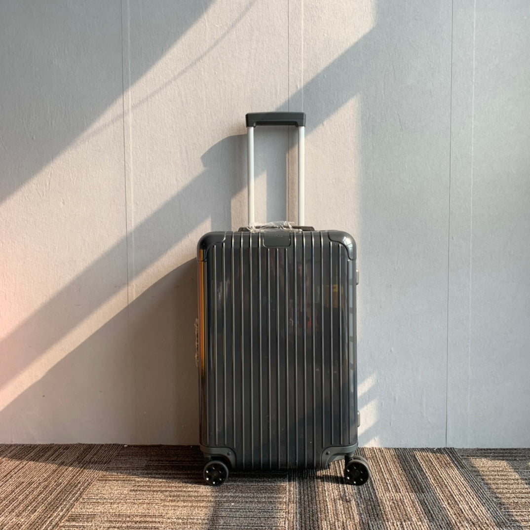 Modern Dark Grey Hardshell Spinner Suitcase with Ribbed Design