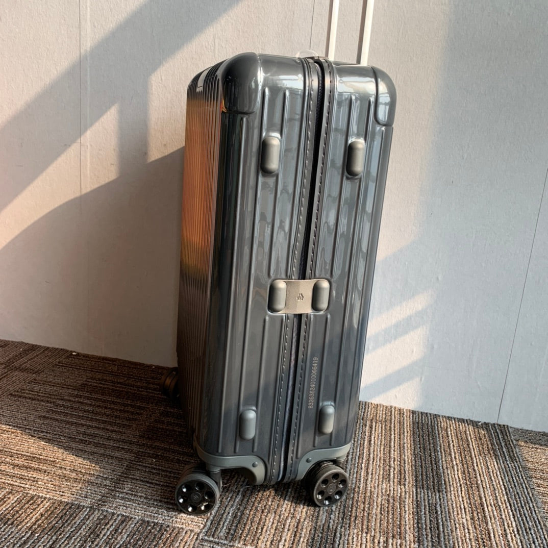 Modern Dark Grey Hardshell Spinner Suitcase with Ribbed Design