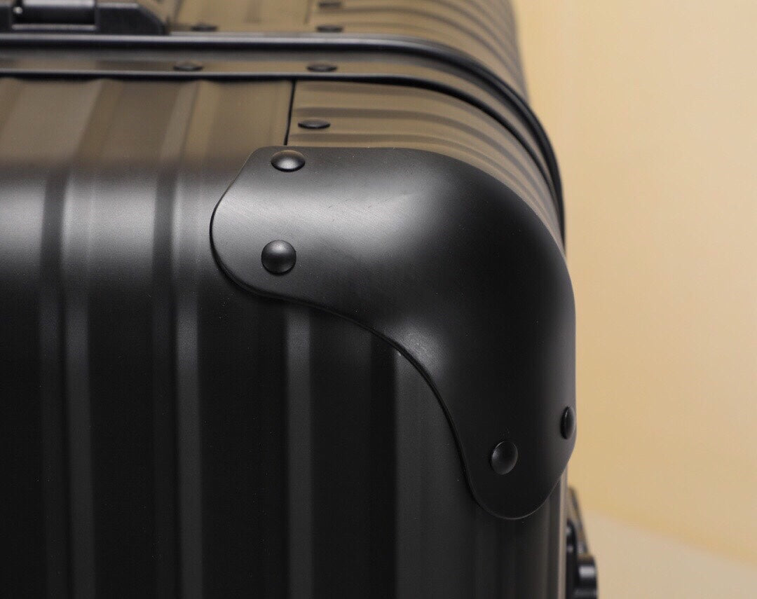 Matte Black Ribbed Hardside Spinner Suitcase Travel Trolley